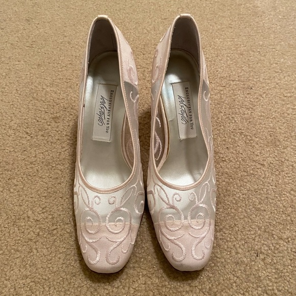 Lord & Taylor Shoes - Lord & Taylor Light Pink Lace Detail Heels Size 7.5